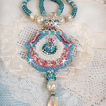 Collier pendentif Beauty Alicia Blue avec des cristaux de Swarovski et une dentelle tr&egrave;s fine.